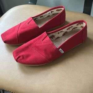 Women’s red TOMS